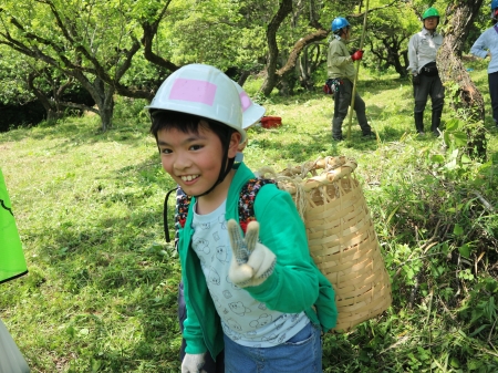 籠を背負う少年