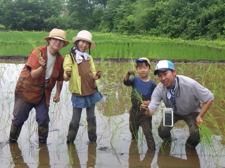 田植えをする家族