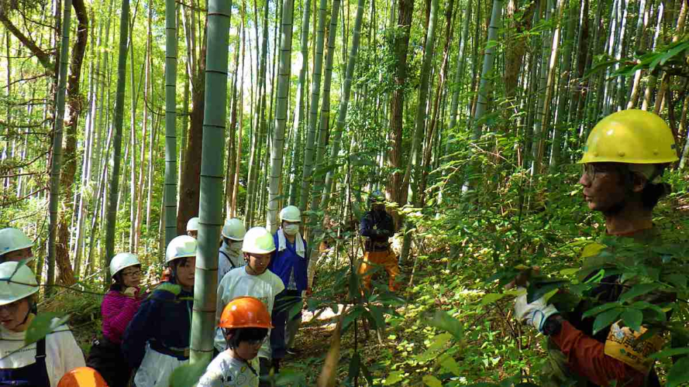 説明を聞く参加者