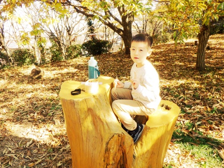 昼食を食べる子供