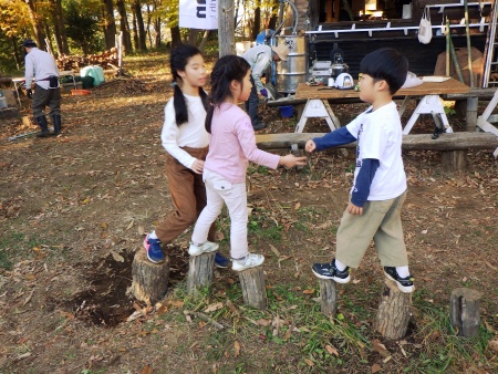 遊ぶ子供